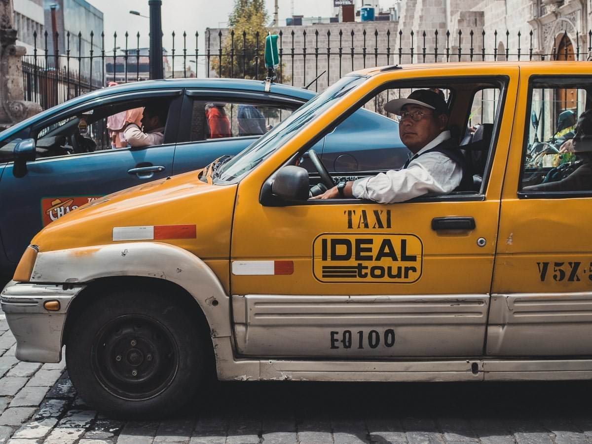 ideal tour taxi peru Arequipa tico zołty taksówkarz
