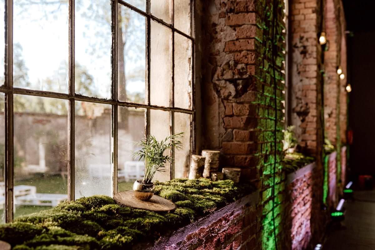 Miejsca na event w stylu industrialnym
konferencja w kulturze wysokiej na szwedzkiej zielone ozdoby z mchu w oknie