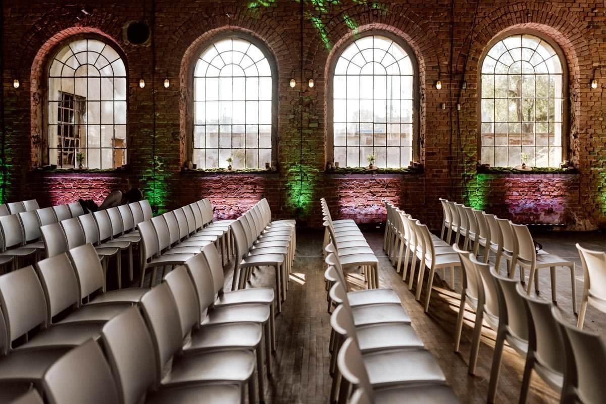 konferencja w kulturze wysokiej na szwedzkiej białe krzesła i wielkie okna, Miejsca na event w stylu industrialnym